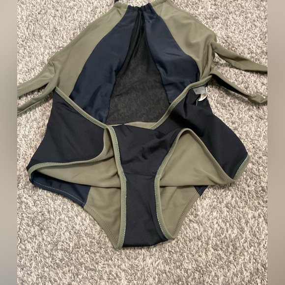 Cupshe olive and black halter one piece swimsuit. Size medium - Picture 6 of 7